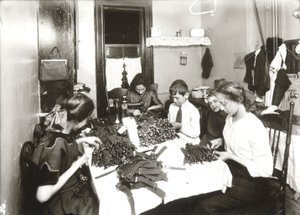 Heimarbeit (Strumpfbänder herstellen) von Lewis Wickes Hine