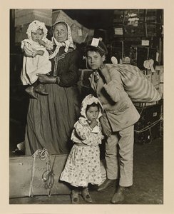 Italienische Familie sucht verlorenes Gepäck, Ellis Island von Lewis Wickes Hine