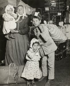 Italienische Familie sucht verlorenes Gepäck, Ellis Island von Lewis Wickes Hine