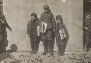 John Pento, 14 Jahre alt, Daniel und Angelo Pento, 7 Jahre alt, beim Zeitungsverkauf, Hartford, Connecticut von Lewis Wickes Hine
