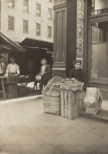 Lena Lochiavo - 11 Jahre alt, Korb- und Brezelverkäuferin, auf dem Sixth Street Market vor dem Saloon