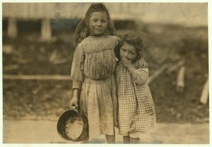 Maud und Grade Daly, 5 und 3 Jahre alt, pflücken jeden Tag Garnelen für die Peerless Oyster Company, Bay St. Louis, Mississippi, 1911 von Lewis Wickes Hine