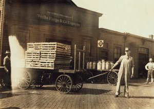Männer vor einem Wells Fargo und Co Express Depot mit Kisten und Milchkannen, Springfield, Missouri, 1916 von Lewis Wickes Hine