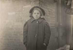 Mery Horn, ein Buckel, verschlimmert durch die schwere Last der Papiere, die sie trug..., März 1909