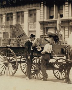 Botenjungen im Gespräch am Union Square, New York von Lewis Wickes Hine