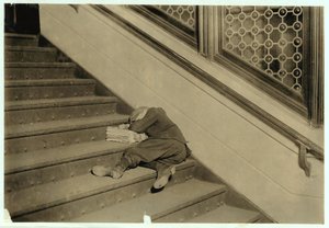 Zeitungsjunge schläft mit seinen Zeitungen in Jersey City, New Jersey, 1912 von Lewis Wickes Hine