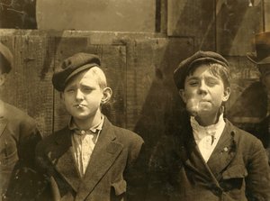 Zeitungsjungen machen eine Zigarettenpause, St. Louis, Missouri, 1910 von Lewis Wickes Hine