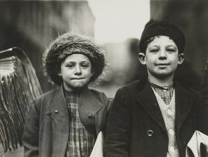Zeitungsjungen, Newark, New Jersey, Dezember 1909 von Lewis Wickes Hine