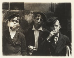 Zeitungsjungen bei Skeeter Branch, St. Louis, Missouri, 11:00 Uhr von Lewis Wickes Hine