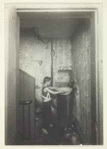 Ein Zapfhahn pro Etage. Altes Mietshaus in New York von Lewis Wickes Hine