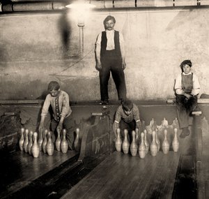 Pinboys in einer U-Bahn-Bowlingbahn, 65 South Street, Brooklyn, New York, 1910