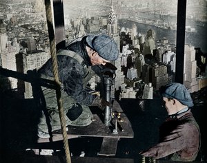 Die letzten Bolzen am Morgenmast des Empire State Building, um 1931 von Lewis Wickes Hine