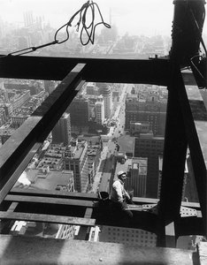 Sitzend auf einem Balken, Empire State Building, 1930er Jahre von Lewis Wickes Hine