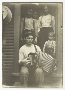 Slowakischer Stahlarbeiter in der Region Pittsburgh entspannt sich nach dem Abendessen von Lewis Wickes Hine