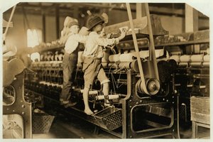 Kleine Jungen klettern auf Spinnrahmen, um gebrochene Fäden zu reparieren und leere Spulen zu ersetzen, Bibb Mill, Macon, Georgia, 1909