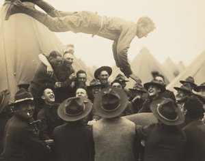 Soldat in die Luft geworfen, 1917.