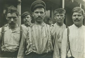Stahlarbeiter im russischen Boarding House, Homestead, Pennsylvania, 1907-8 von Lewis Wickes Hine