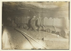Ohne Titel (Kohlenwagen in der Mine) von Lewis Wickes Hine