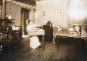 Frau, die Borsten in Zahnbürsten in ihrer Küche einsetzt, ca. 1912 von Lewis Wickes Hine