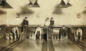 Junge Jungen stellen spät in der Nacht Kegel im Arcade Bowling Alley auf, Trenton, New Jersey, USA, ca. 1909