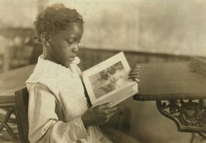 Junges Mädchen liest ein Buch im Klassenzimmer, Pleasant Green School, Marlinton, Pocahontas County, West Virginia, USA, um 1921 von Lewis Wickes Hine