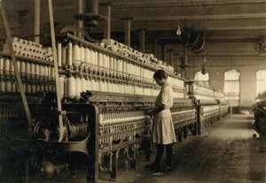 Junge Teenagerin arbeitet als Spinnerin in einer Baumwollspinnerei, West, Texas, USA, ca. 1913