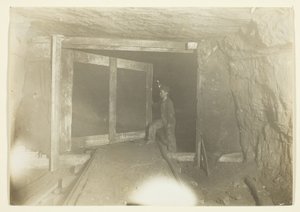 Junger Fallenstellerjunge in einer Kohlenmine in West Virginia von Lewis Wickes Hine