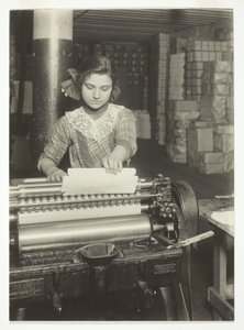 Junger Arbeiter in einer Papierboxfabrik von Lewis Wickes Hine