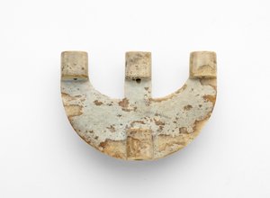 Bogenförmiger Anhänger mit zusätzlicher Dekoration, ca. 3300-2250 v. Chr. von Liangzhu culture