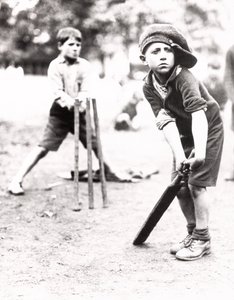 Jungen spielen Cricket