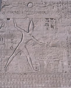 Schnitzereien an der Wand eines Tempels, Medinet Habu, Luxor, Ägypten