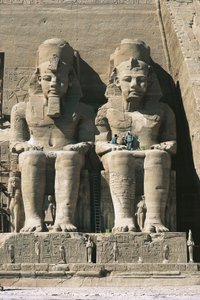Kolossale Sandsteinfiguren des thronenden Ramses II
