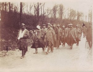 Februar 1917 - Verdun-Front französische Gefangene verwundet, eskortiert von deutschen Soldaten