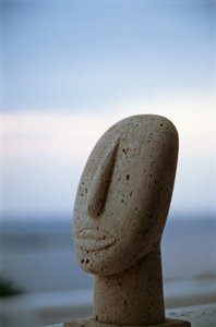 Kopf eines kykladischen Idols vor der Küste, Kykladeninseln, Griechenland, Kykladische Zivilisation (Foto)