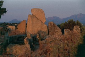 Italien, Sardinien, Arzachena, Provinz Olbia-Tempio, Rückansicht des Gigantengrabs Li Longhi von Unbekannt Unbekannt