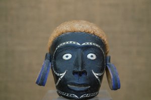 Männlicher Kopf mit Ohrringen, Skulptur