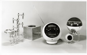 Retro-Tisch, Papierkorb und Musikspieler (s/w Foto)