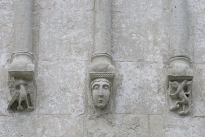 Russland, Wladimir, Bogoljubowo. Skulptierte Dekorationen der Kirche der Fürbitte der Heiligen Jungfrau am Fluss Nerl