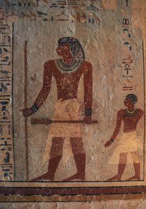 Sarenput, der das Schilfrohr und das Sekhem-Zepter hält, gefolgt von seinem Sohn Ankhu, Wandmalerei, Grab von Sarenput II, Qubbet el-Hawa-Nekropole, bei Assuan, Ägypten, Ägyptische Zivilisation, Mittleres Reich von Unbekannt Unbekannt