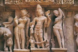 Skulpturen, Lakshmana-Tempel, Khajuraho-Gruppe von Denkmälern (UNESCO-Weltkulturerbe) von Unbekannt Unbekannt
