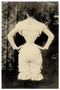 Frau trägt ein Korsett um 1865 (Foto)