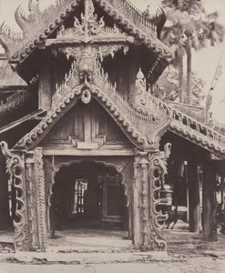 Pugahm Myo: Geschnitztes Tor im Hof der Shwe Zeegong Pagode, 20.-24. August oder 23. Oktober von Linnaeus Tripe