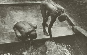Am Brunnen von Lionel Wendt