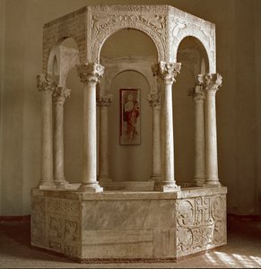 Archäologie des Mittelalters: Barbarische Kunst der Lombardei: Taufbecken des Patriarchen Callisto in achteckiger Form von Lombard School