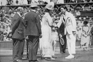 Jean Borotra erhält seine Medaille von Königin Mary auf dem Center Court, 1926