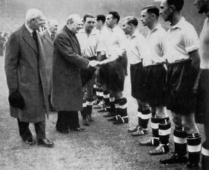 Winston Churchill begrüßt die englische Fußballmannschaft, Wembley, London, Oktober 1941