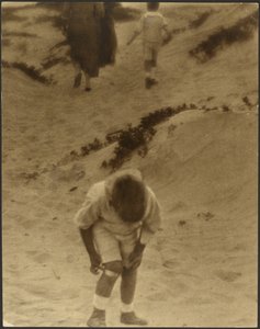 Ein Junge mit Beinschiene von Louis Fleckenstein