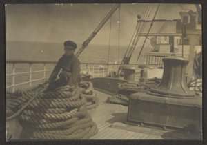 [Junge auf Schiff] von Louis Fleckenstein