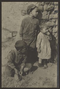 Kinder gegen Steinmauer von Louis Fleckenstein
