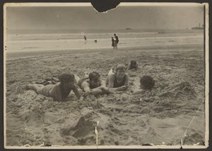 Kinder im Sand am Strand